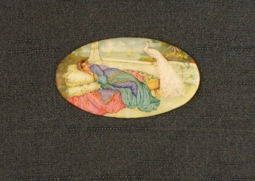 Jeune femme avec un paon dans un décor oriental